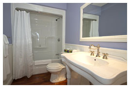Chester Vacation House - Main Bathroom