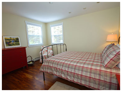 Chester Vacation House - Red Bedroom